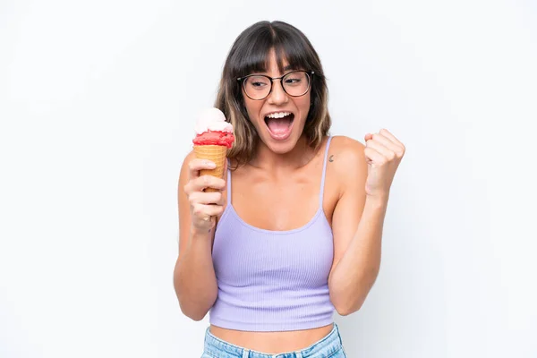 Jovem Caucasiana Com Sorvete Corneta Sobre Fundo Branco Isolado Celebrando — Fotografia de Stock