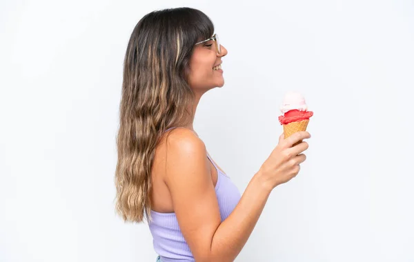 Mulher Caucasiana Jovem Com Sorvete Corneto Sobre Fundo Branco Isolado — Fotografia de Stock