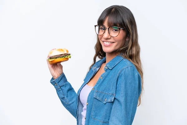 Jeune Femme Caucasienne Tenant Hamburger Isolé Sur Fond Blanc Souriant — Photo