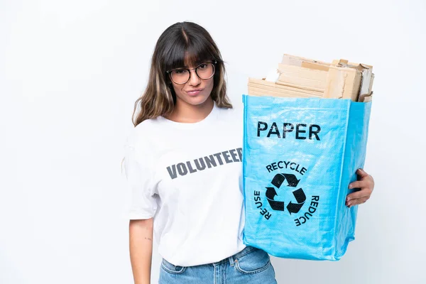 白地に隔離され悲しい表情でリサイクルする紙の袋を持っている若い白人女性 — ストック写真