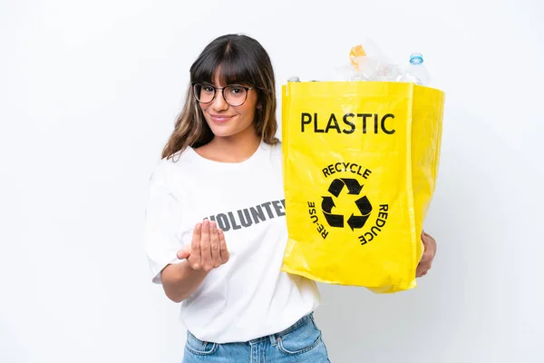 Junge Kaukasische Frau Hält Eine Tüte Voller Plastikflaschen Zum Recyceln — Stockfoto