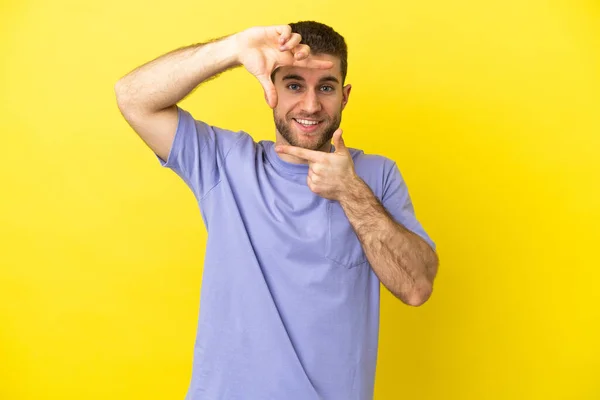 Hombre Guapo Rubio Sobre Fondo Amarillo Aislado Enfocando Cara Símbolo — Foto de Stock