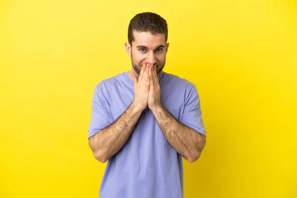 Guapo Rubia Hombre Sobre Aislado Amarillo Fondo Feliz Sonriente Cubierta —  Fotos de Stock