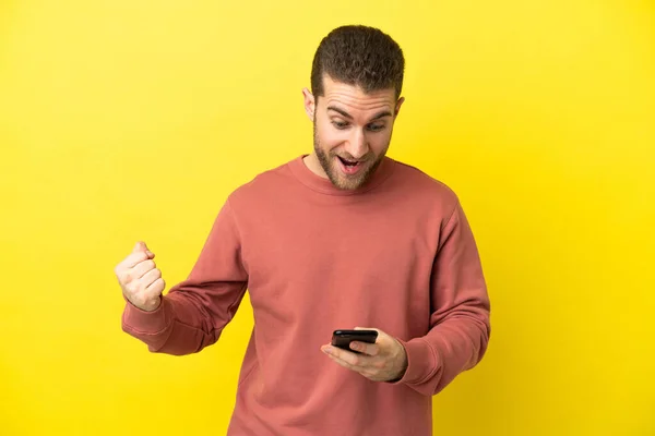 Handsome Blonde Man Isolated Yellow Background Surprised Sending Message — Zdjęcie stockowe