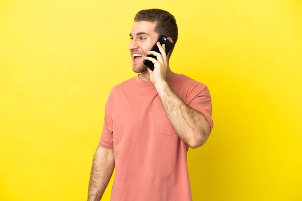 Hezké Blondýny Muž Pomocí Mobilního Telefonu Přes Izolované Pozadí Směje — Stock fotografie
