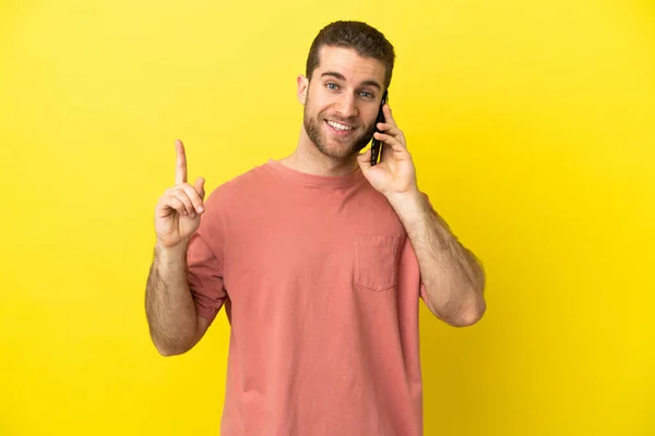 Bonito Homem Loiro Usando Telefone Celular Sobre Fundo Isolado Mostrando — Fotografia de Stock