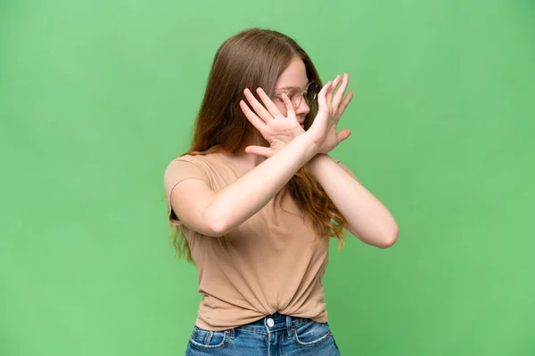 Ung Vacker Kvinna Över Isolerad Bakgrund Nervös Sträcker Händerna Till — Stockfoto