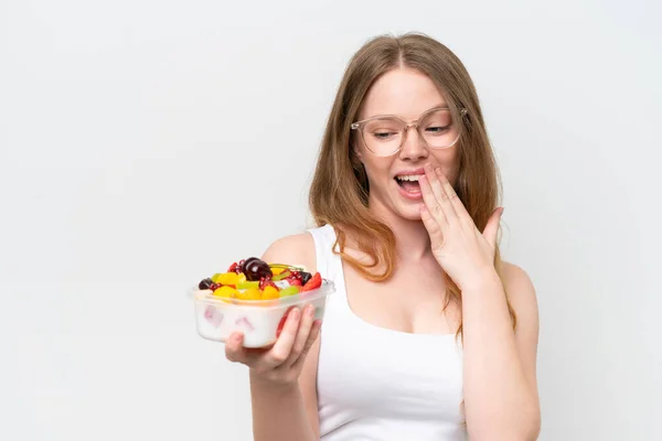 Jong Mooi Vrouw Holding Een Kom Van Fruit Geïsoleerd Witte — Stockfoto