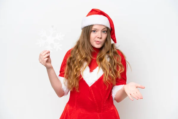 若いです白人の背景に隔離された雪の結晶を保持しているクリスマスドレスを持つ白人女性は肩を持ち上げながら疑問ジェスチャーを作ります — ストック写真