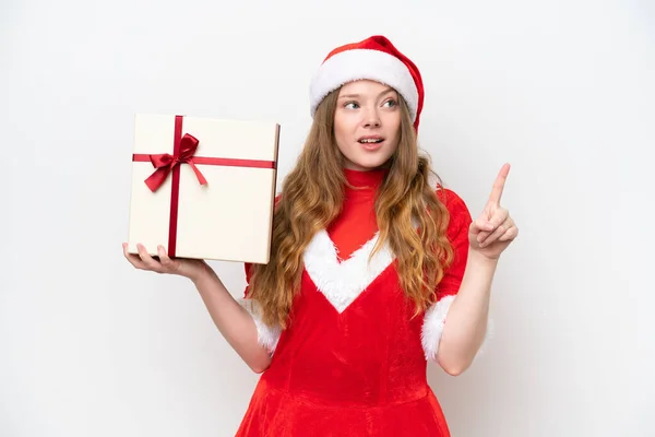 若いです白人の背景に隔離された贈り物を保持しているクリスマスのドレスを持つ白人女性は指を持ち上げながら解決策を実現しようとしています — ストック写真