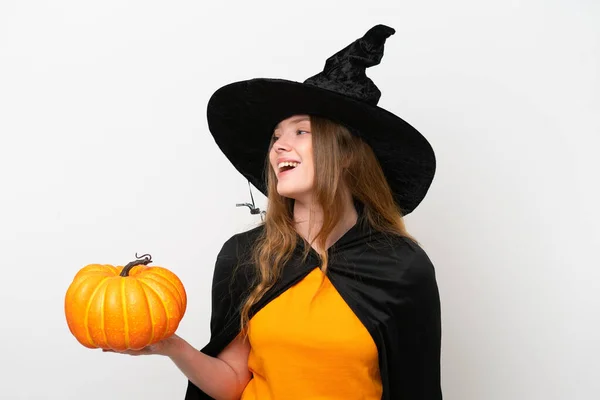 Giovane Bella Donna Costume Strega Che Tiene Una Zucca Isolata — Foto Stock