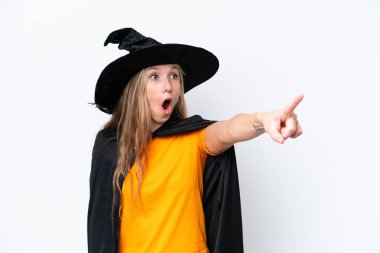 Cadı gibi giyinmiş genç sarışın kadın beyaz arka planda izole edilmiş.