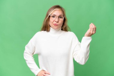 Soyutlanmış bir geçmişi olan genç sarışın kadın İtalyan jesti yapıyor.