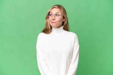 Soyutlanmış bir geçmişi olan genç sarışın kadın şüpheli hareketler yapıyor.