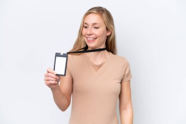 Kimlik kartı olan genç sarışın kadın mutlu bir ifadeyle beyaz arka planda izole edilmiş.