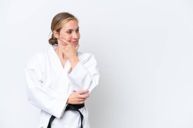 Beyaz arka planda izole edilmiş beyaz bir kadın.