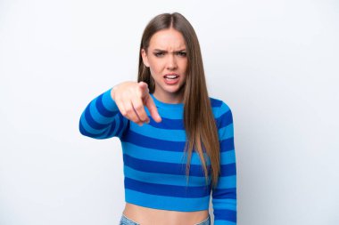 Beyaz arka planda izole edilmiş genç beyaz kadın hayal kırıklığına uğramış ve ön tarafı işaret ediyor.