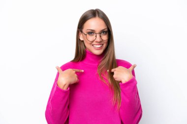 Beyaz arka planda yüzü sürpriz bir ifadeyle izole edilmiş beyaz bir kadın.