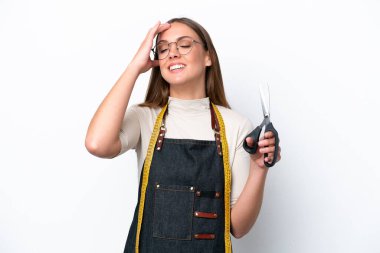 Beyaz arka planda izole edilmiş genç terzi kadın çok gülümsüyor.