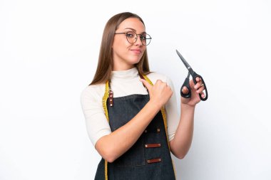 Genç terzi kadın beyaz arka planda soyutlanmış gururlu ve kendini beğenmiş.