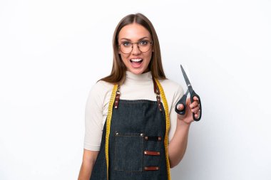 Genç terzi kadın, beyaz arka planda izole edilmiş, şaşırmış bir yüz ifadesi var.