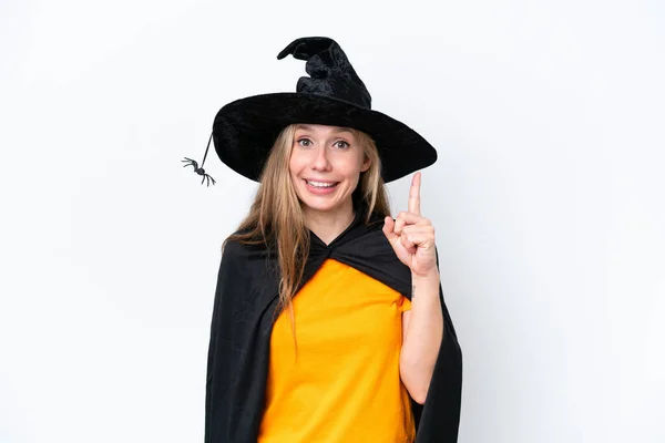 Beyaz Arka Planda Cadı Gibi Giyinmiş Genç Sarışın Kadın Işaret — Stok fotoğraf