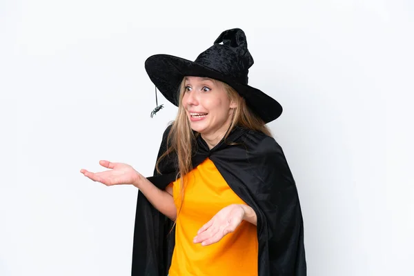 Mladá Blondýna Žena Oblečená Jako Čarodějnice Izolované Bílém Pozadí Překvapivým — Stock fotografie