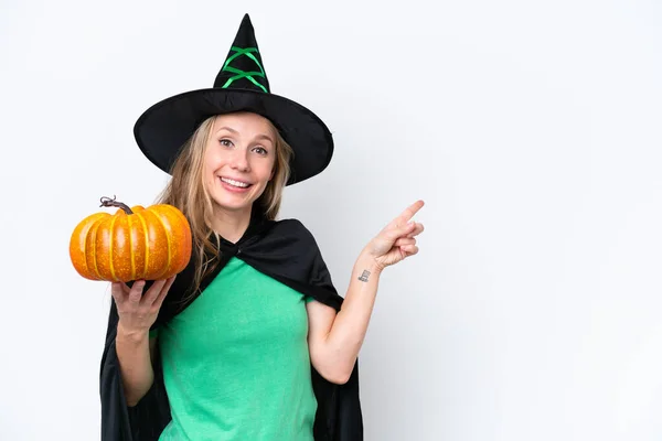 Giovane Donna Bionda Vestita Strega Che Tiene Una Zucca Isolata — Foto Stock