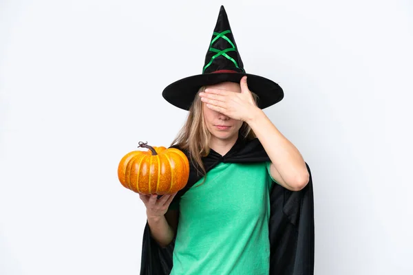 Giovane Donna Bionda Vestita Strega Che Tiene Una Zucca Isolata — Foto Stock