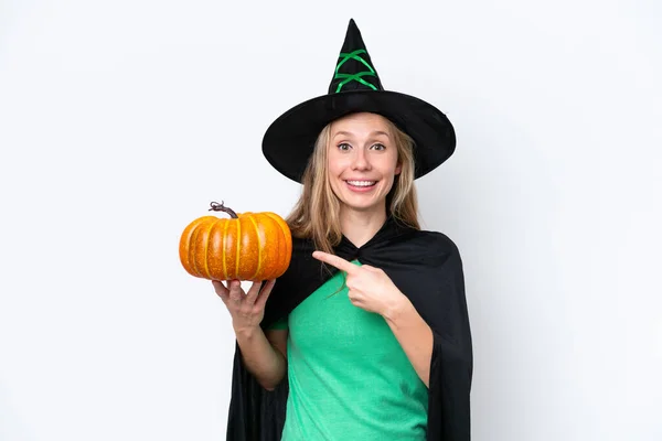 Giovane Donna Bionda Vestita Strega Che Tiene Una Zucca Isolata — Foto Stock