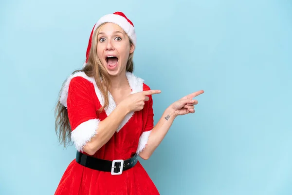 Jovem Loira Mulher Vestida Como Mama Claus Isolado Fundo Azul — Fotografia de Stock