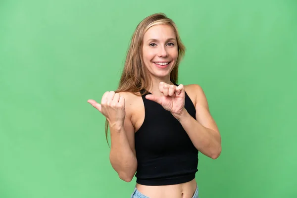 Joven Rubia Sobre Fondo Aislado Apuntando Hacia Lado Para Presentar — Foto de Stock