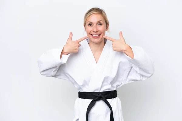 Joven Mujer Caucásica Haciendo Karate Aislado Sobre Fondo Blanco Dando — Foto de Stock