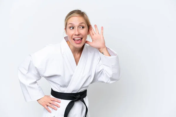 Joven Mujer Caucásica Haciendo Karate Aislado Sobre Fondo Blanco Escuchando — Foto de Stock