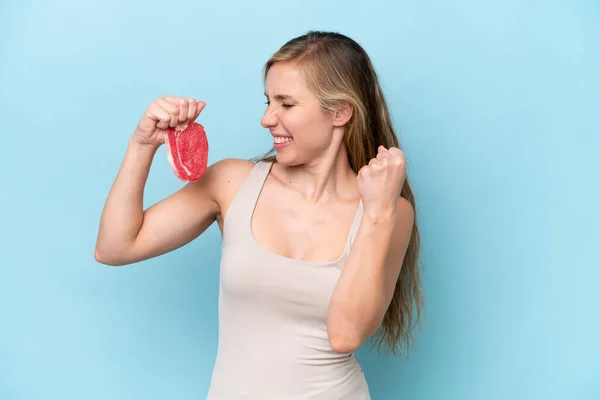 Junge Blonde Frau Hält Ein Stück Fleisch Isoliert Auf Blauem — Stockfoto