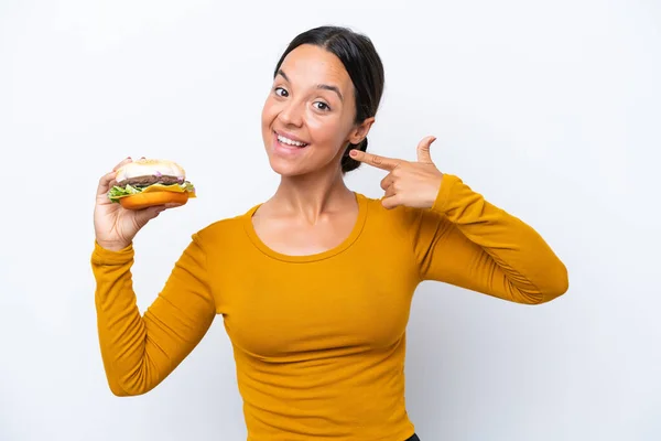 Tineri Hispanic Femeie Holding Burger Izolat Fundal Alb Dând Deget — Fotografie, imagine de stoc