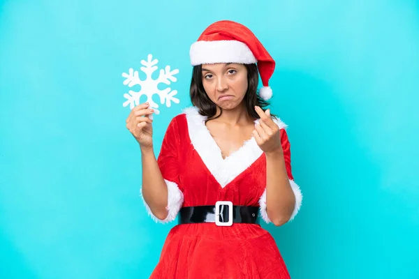 Mulher Hispânica Jovem Vestida Como Mama Noel Segurando Floco Neve — Fotografia de Stock