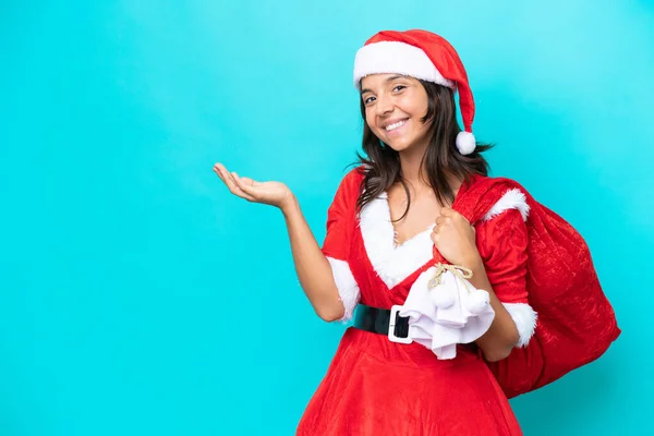 Mulher Hispânica Jovem Vestida Como Mama Noel Segurando Saco Isolado — Fotografia de Stock