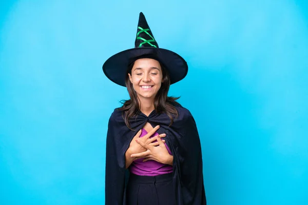 Joven Mujer Hispana Vestida Bruja Sobre Fondo Aislado Sonriendo Mucho —  Fotos de Stock