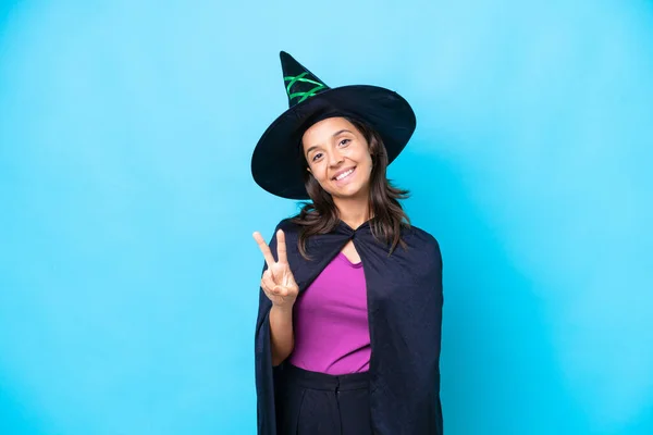 Mulher Hispânica Jovem Vestida Como Bruxa Sobre Fundo Isolado Sorrindo — Fotografia de Stock