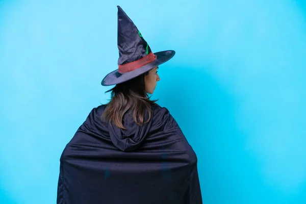 Mladý Hispánec Žena Oblečená Jako Čarodějnice Přes Izolované Pozadí Zadní — Stock fotografie