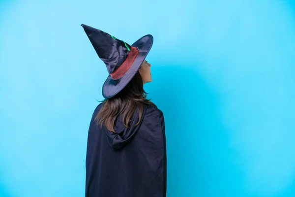 Junge Hispanische Frau Verkleidet Als Hexe Vor Isoliertem Hintergrund Rückenlage — Stockfoto