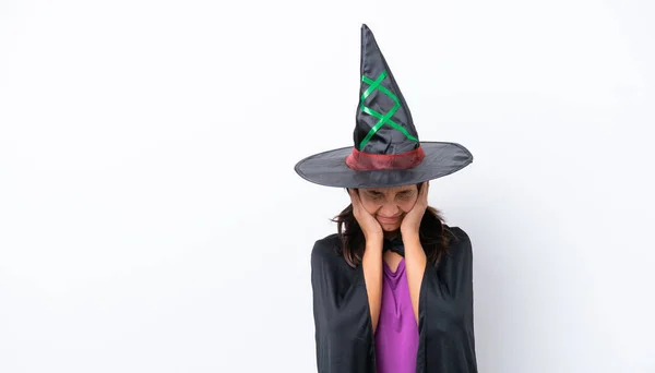 Mulher Hispânica Jovem Vestida Como Bruxa Sobre Fundo Isolado Frustrado — Fotografia de Stock