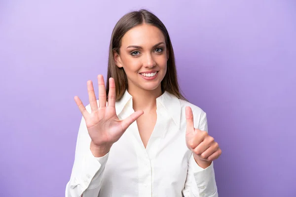 Ung Kaukasiska Kvinna Isolerad Lila Bakgrund Räkna Sex Med Fingrar — Stockfoto