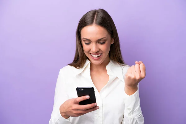 Joven Mujer Caucásica Aislada Sobre Fondo Púrpura Sorprendida Enviando Mensaje — Foto de Stock