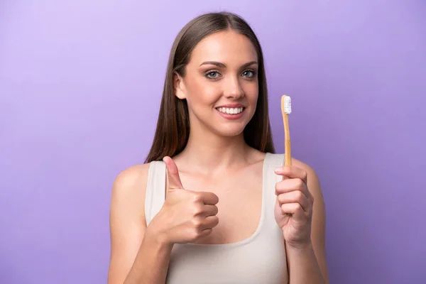 Mujer Joven Caucásica Cepillándose Los Dientes Aislados Sobre Fondo Púrpura — Foto de Stock