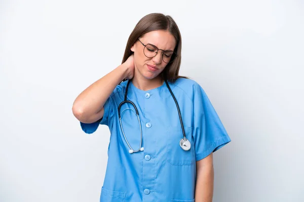 年轻的护士高加索女人 背景为白色 脖子酸痛 — 图库照片