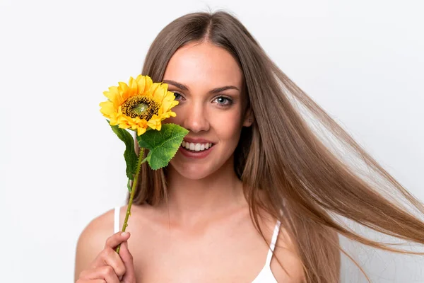 Jonge Blanke Vrouw Geïsoleerd Witte Achtergrond Met Een Zonnebloem Terwijl — Stockfoto