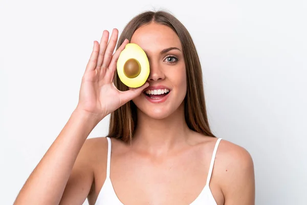 Mujer Caucásica Joven Aislada Sobre Fondo Blanco Sosteniendo Aguacate Mientras —  Fotos de Stock