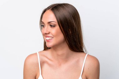 Beyaz arka planda soyutlanmış beyaz bir kadın. Portre